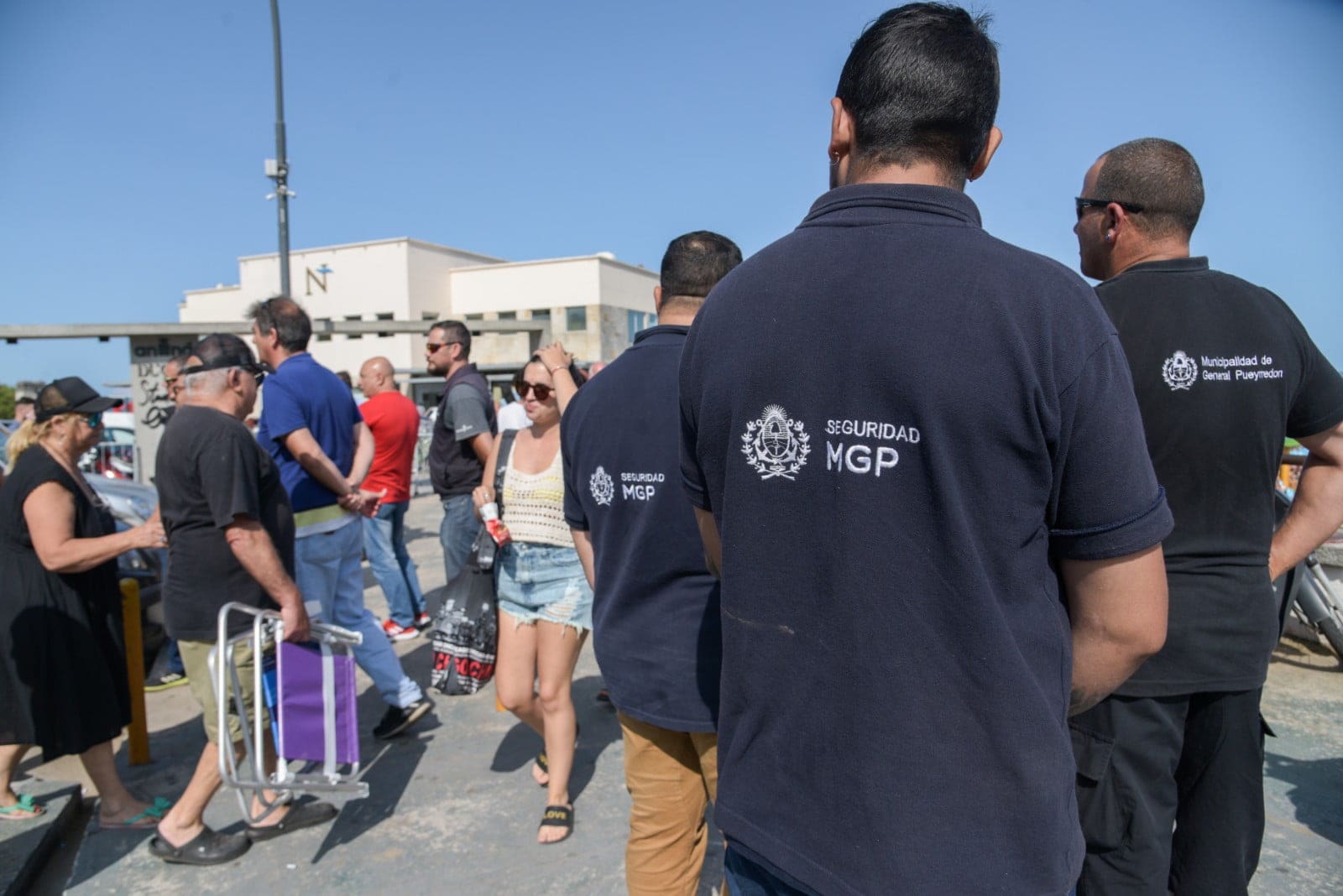 Controles en acceso a Playa Grande