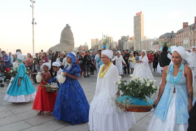 Ceremonia en Honor a Iemanjá en Mar del Plata 1 iemanja