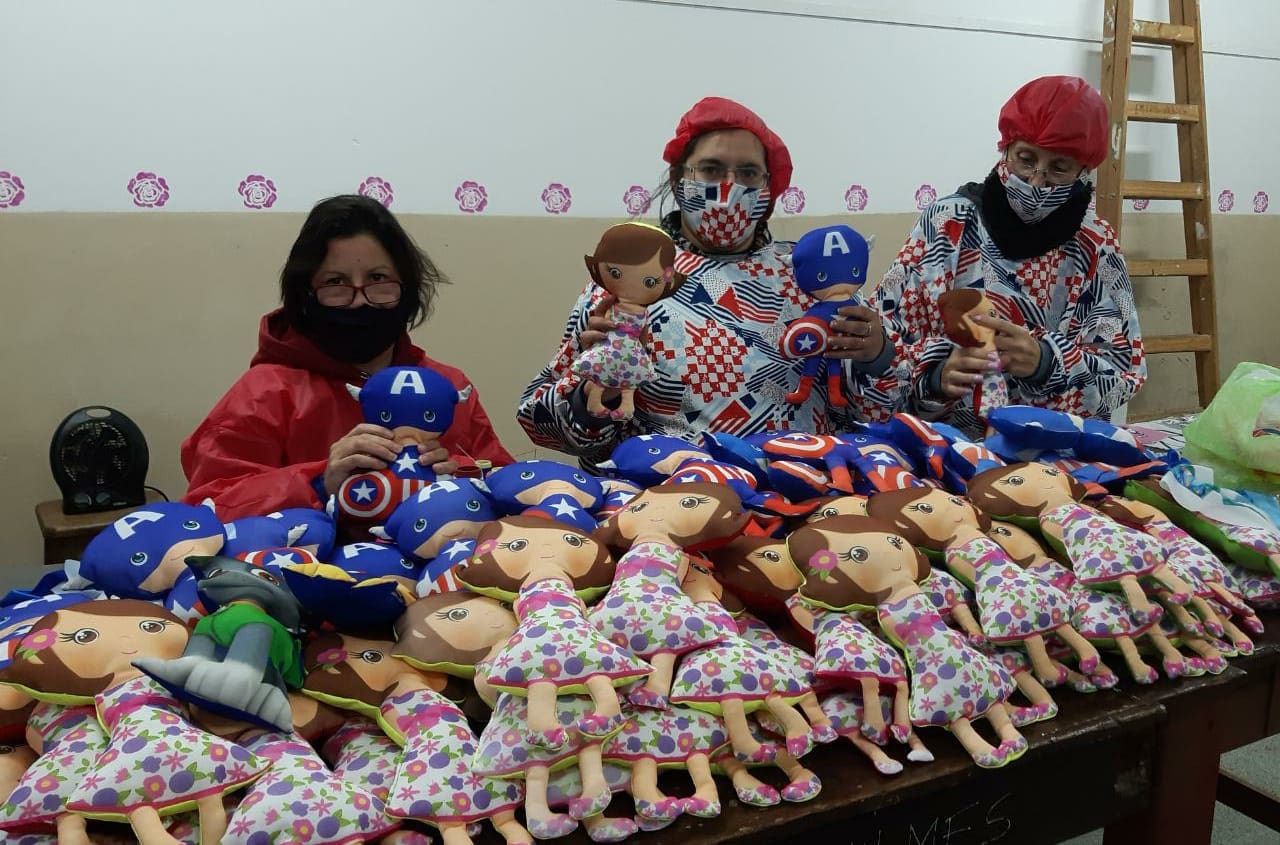 Docentes y estudiantes municipales confeccionan juguetes de tela y barbijos para ser donados 1 Fotos MGP Educacion Diseno y confeccion de juguetes para ser donados