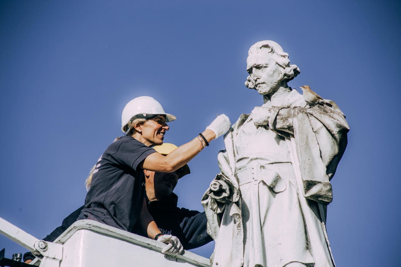 El municipio comenzó la restauración de monumentos de las siete plazas más antiguas 1 Foto MGP Mar del Plata ilumina su historia 02