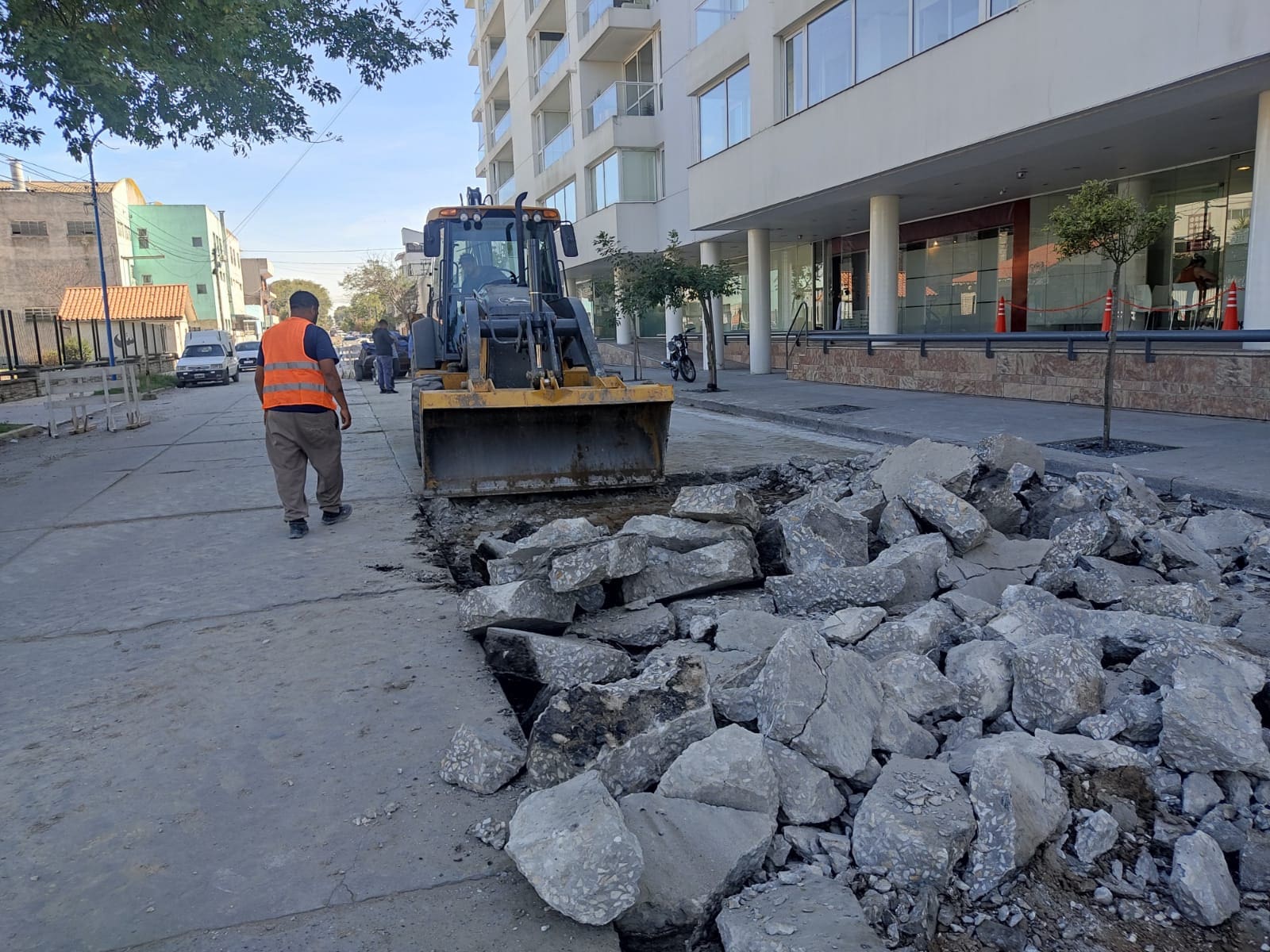 El Municipio realizó tareas de bacheo y reconstrucción de pavimentos en 10000 mts2 en el Puerto 1 Foto MGP Pavimentos en el Puerto