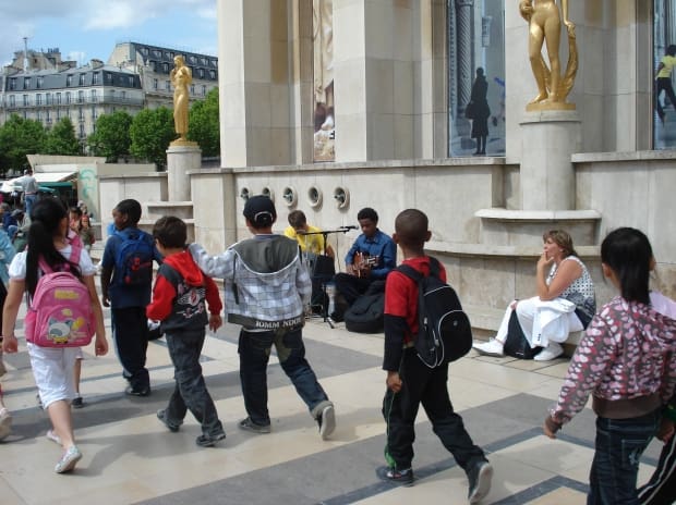Lenguaje inclusivo: 5 claves para entender en qué estado se encuentran los idiomas alrededor del mundo 1 turistas