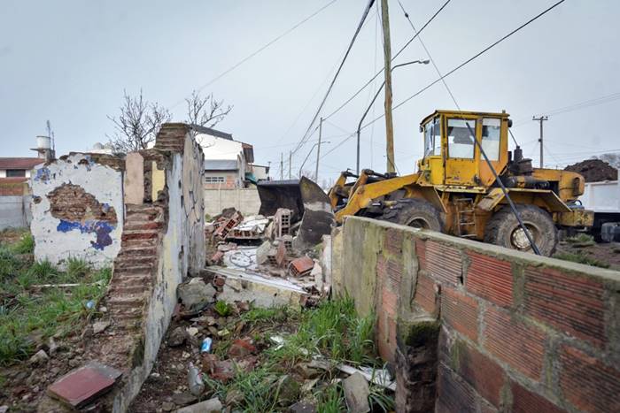 El Municipio demolió una vivienda abandonada que presentaba riesgo de derrumbe 1 demolicion