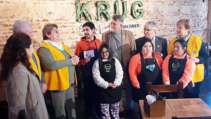 El Club de Leones brindó un aporte para un café inclusivo de Balcarce 2 krug