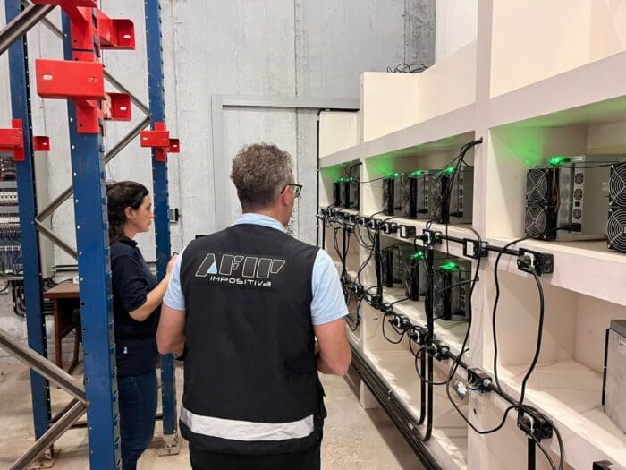 Granja de mineria de criptomonedas oculta en una cámara frigorífica 1 1 AFIP DESCUBRIO UNA GRANJA CLANDESTINA DE CRIPTOMONEDAS EN SAN JUAN e1662498557801