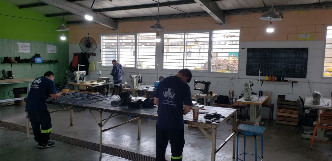 Ampliaron una fábrica de calzados que funciona en la alcaidía penitenciaria bonaerense de Batán 2 WhatsApp Image 2022 09 19 at 09.10.11