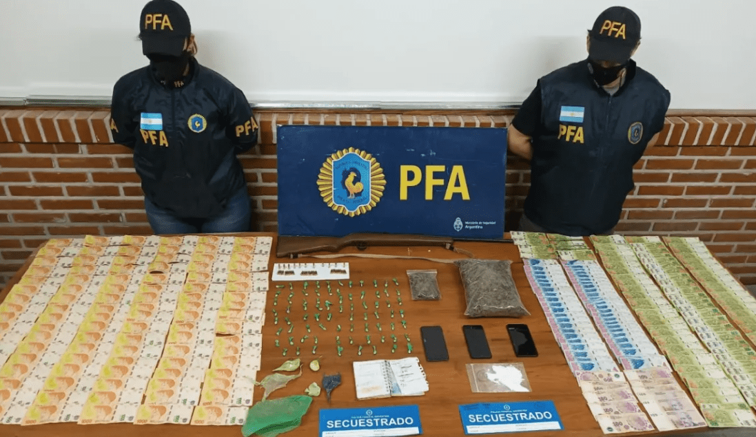 Detienen a dos personas por vender drogas en un kiosco 1 pfa