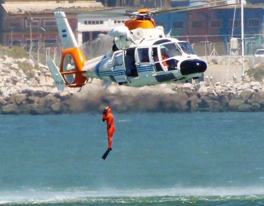 Dramático rescate en el mar: una embarcación se hundió cerca de Mar del Plata 1 prefectura e1668941611196