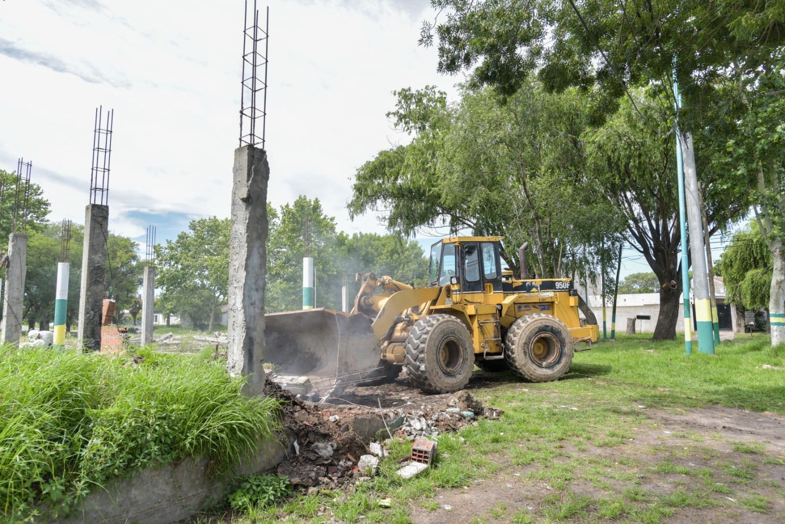 Fotos MGP La Municipalidad demolio una construccion abandonada y construira un playon deportivo