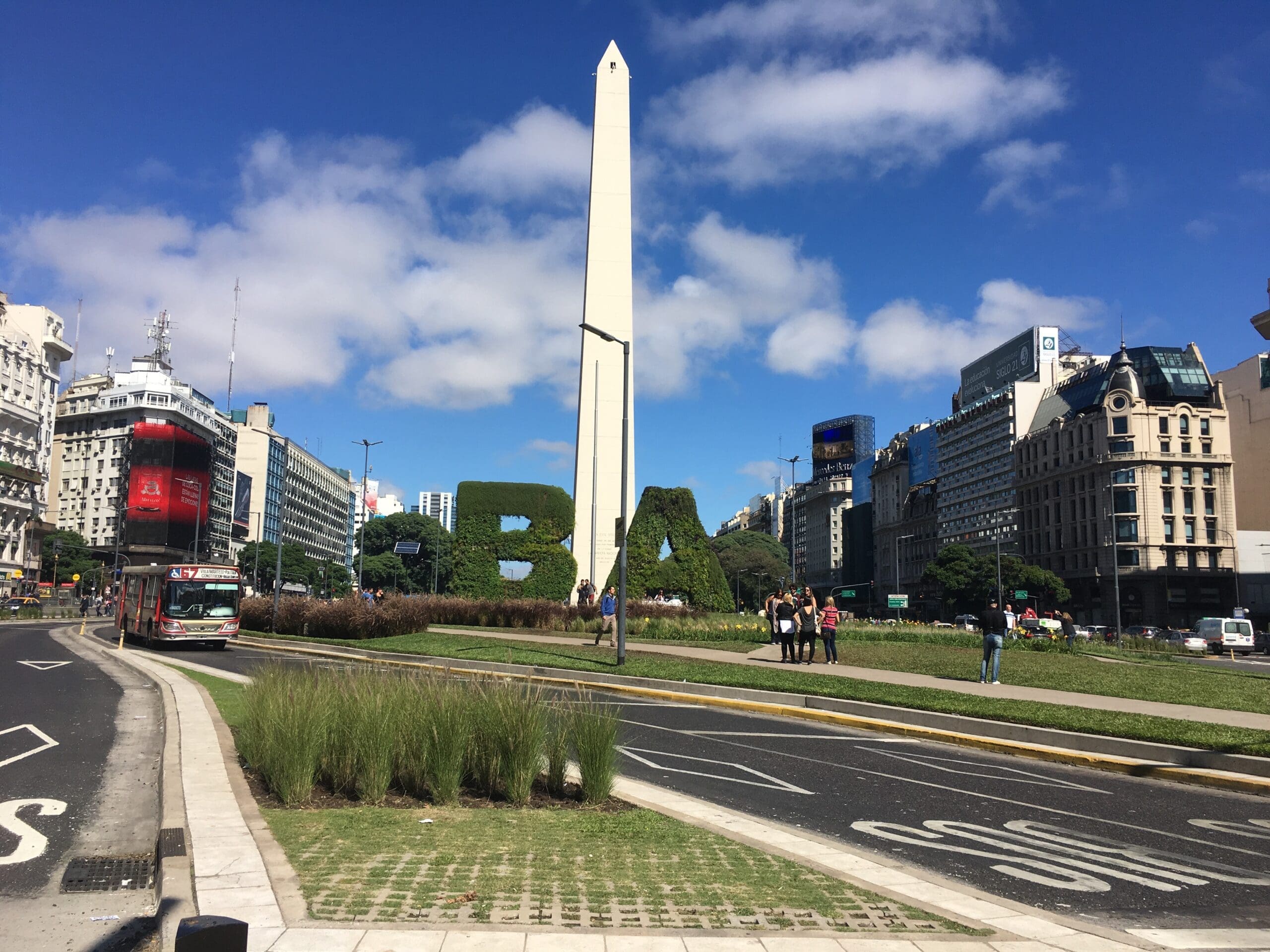 Gastronomía y Cultura: las propuestas para este fin de semana largo en la Ciudad de Buenos Aires 1 Obelisco Letras BA SNC 10 1 scaled