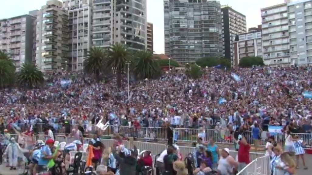 Video: la explosión de más 100 mil fanaticos de la Selección Argentina en Mar del Plata 1 Screenshot 2022 12 09 20 18 54 320 com.google.android.youtube 01