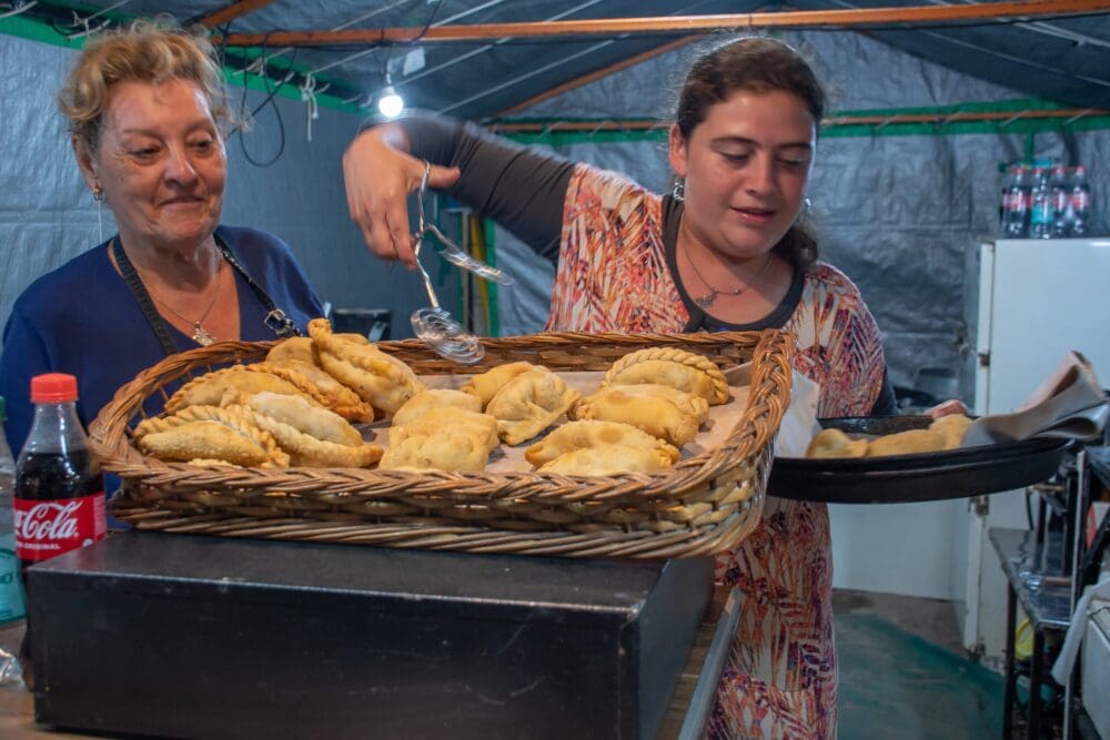 Comenzo la Fiesta de la Empanada Costera y esta noche se espera por La Mancha de Rolando scaled e1674220118827