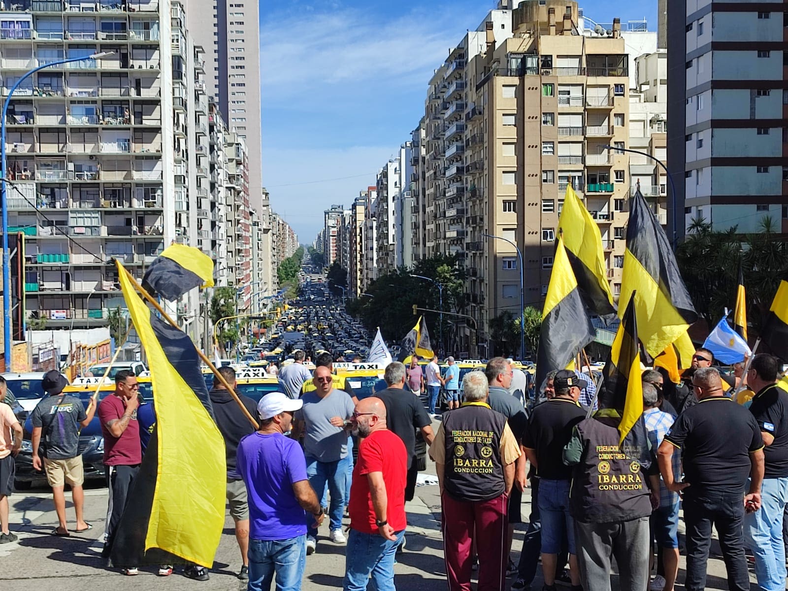 Caos en Mar del Plata: Taxis y Remiseros protestan contra aplicaciones de transporte en paro indeterminado 1 WhatsApp Image 2023 01 24 at 10.24.20