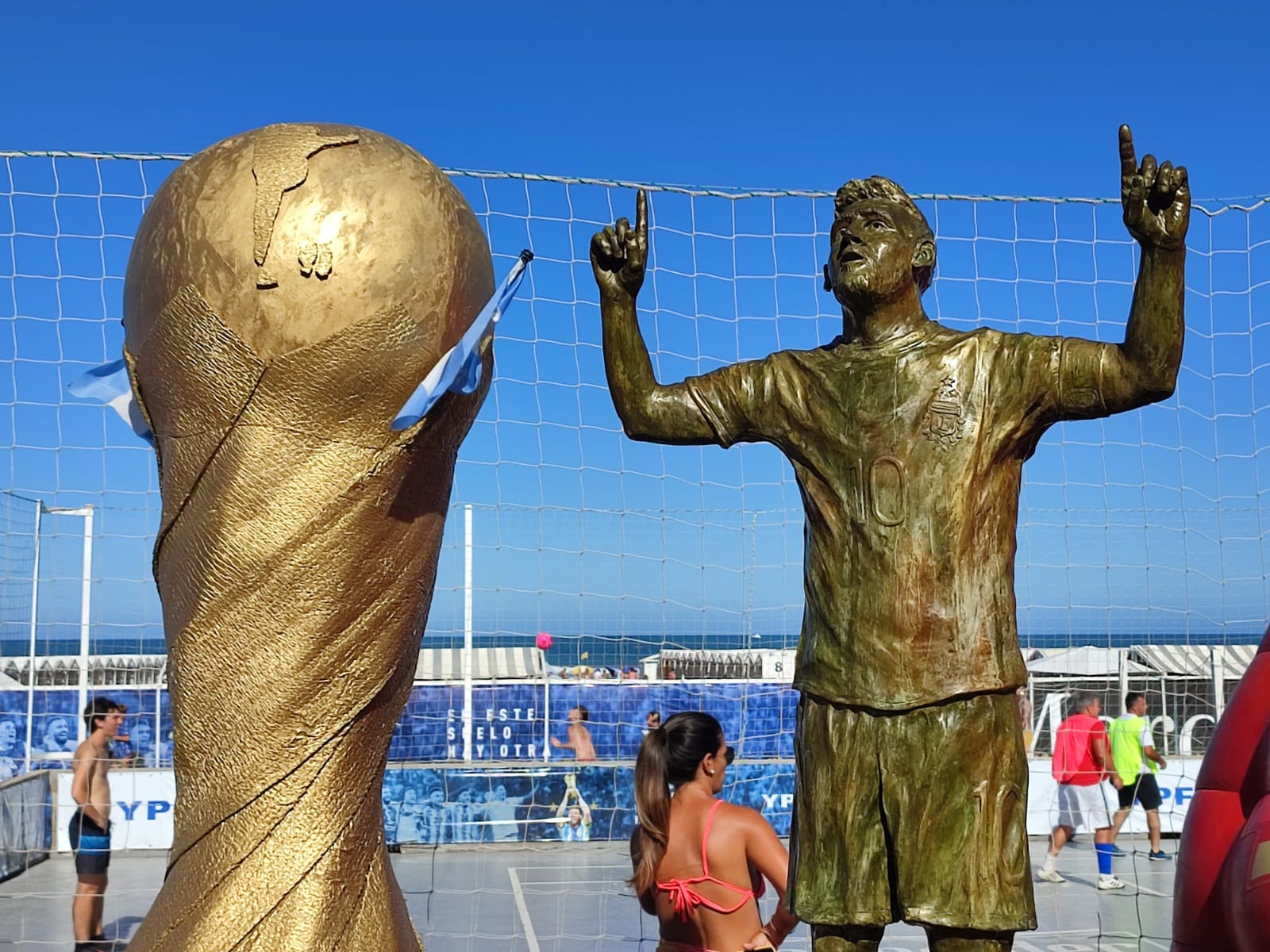 Mar del Plata: Así es la primera estatua del mundo de Lionel Messi con las tres estrellas mundialistas