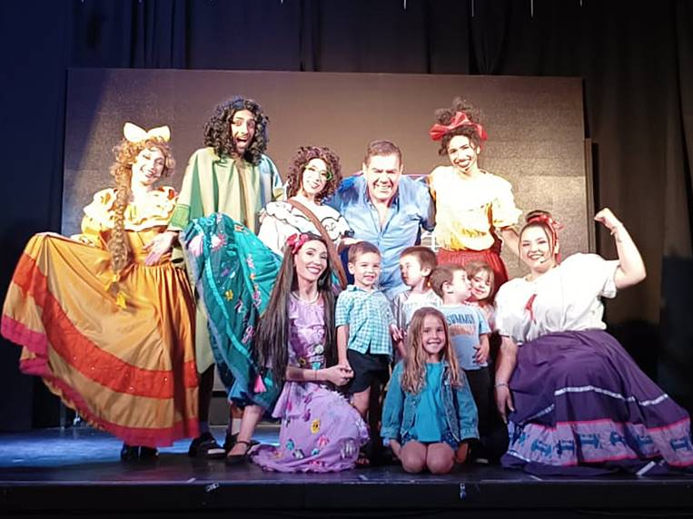 El intendente de Mar del Plata aprovechó la temporada 2023 para llevar sus hijos al teatro 1 montenegro