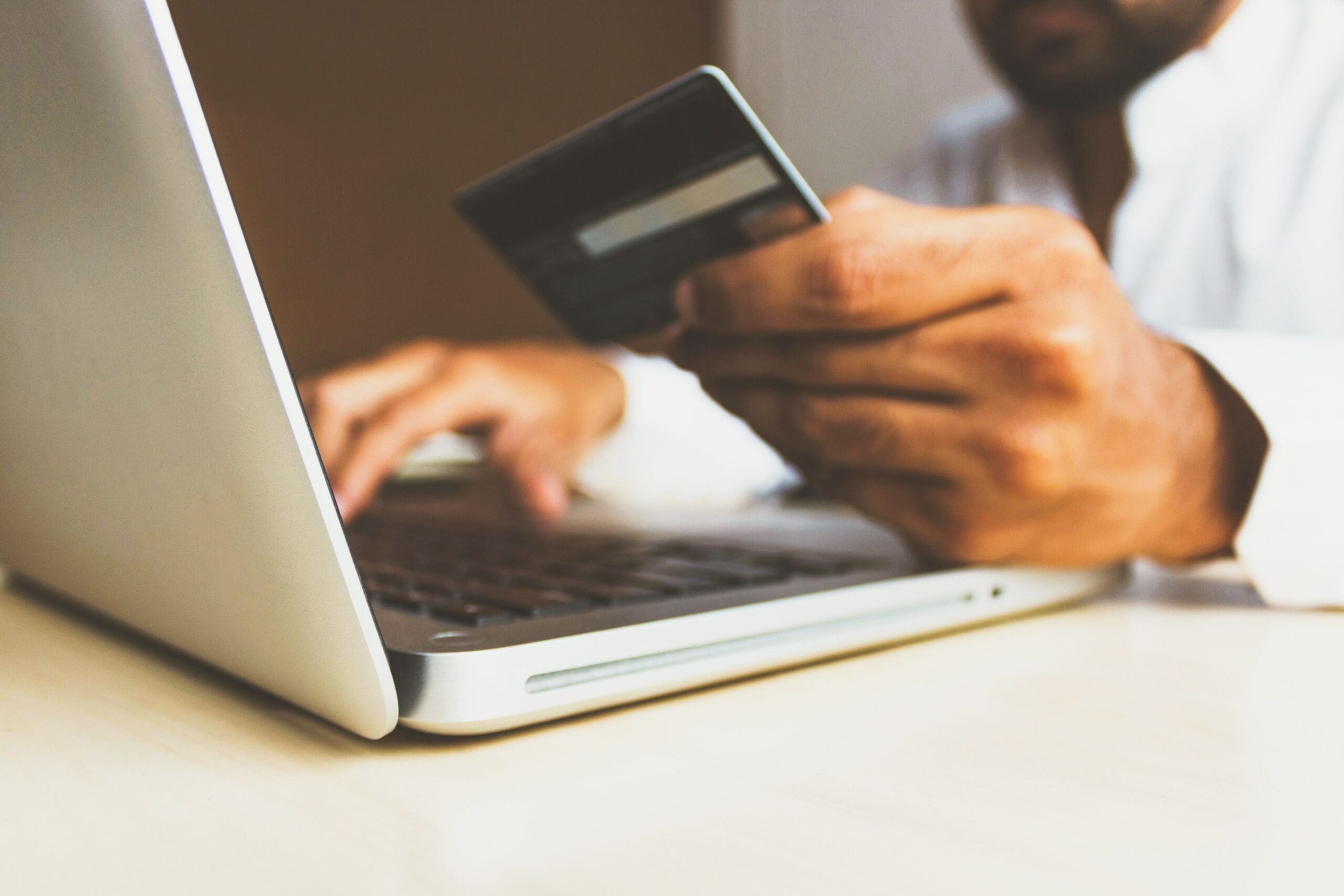 Comprar en dólares con tarjeta será más caro en Argentina 1 pago tarjeta scaled