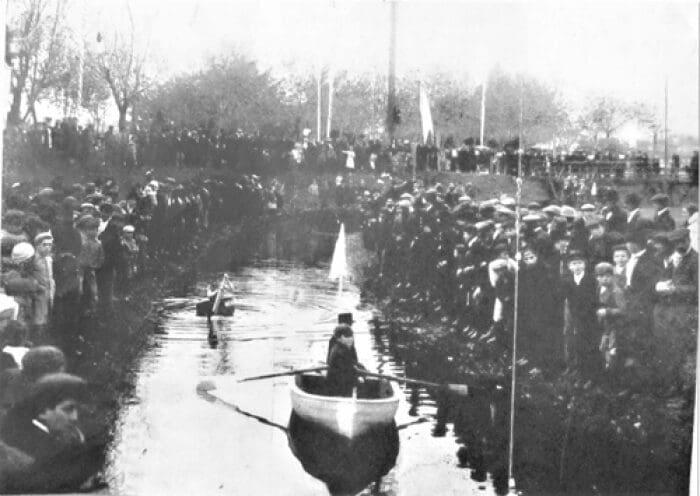 7609 Plaza San Martin mayo de 1910. Festejos pupulares en torno al arroyo Las Chacras. Enviada por Jose Alberto Lago.