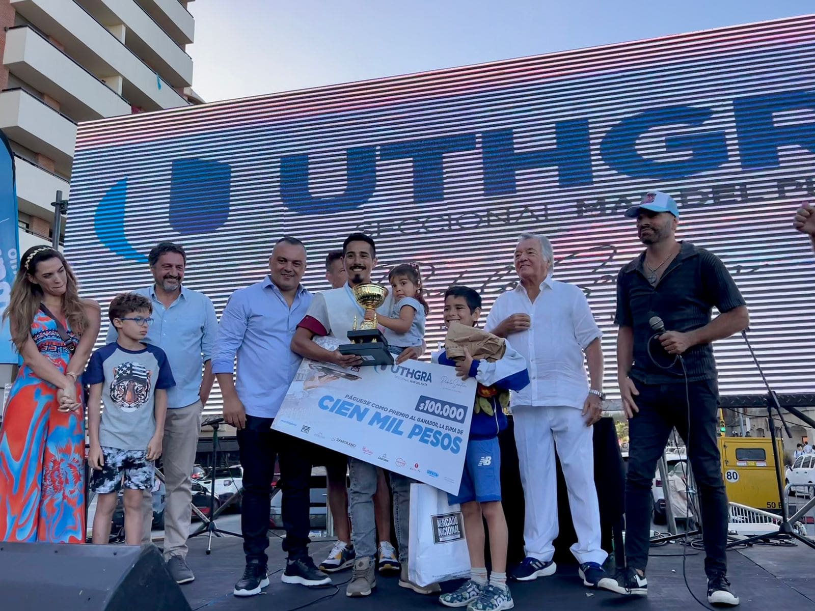 Más de 400 mozos y camareras corrieron su Maratón en Mar del Plata 1 Maraton 4