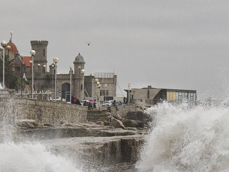 Alerta en Mar del Plata por olas de hasta 5 metros