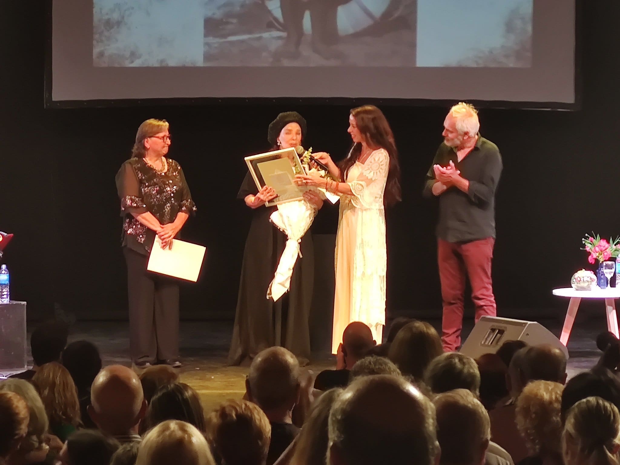 Graciela Borges reestrenó su obra "Alquimia" y fue distinguida en el Teatro Auditorium 1 borges