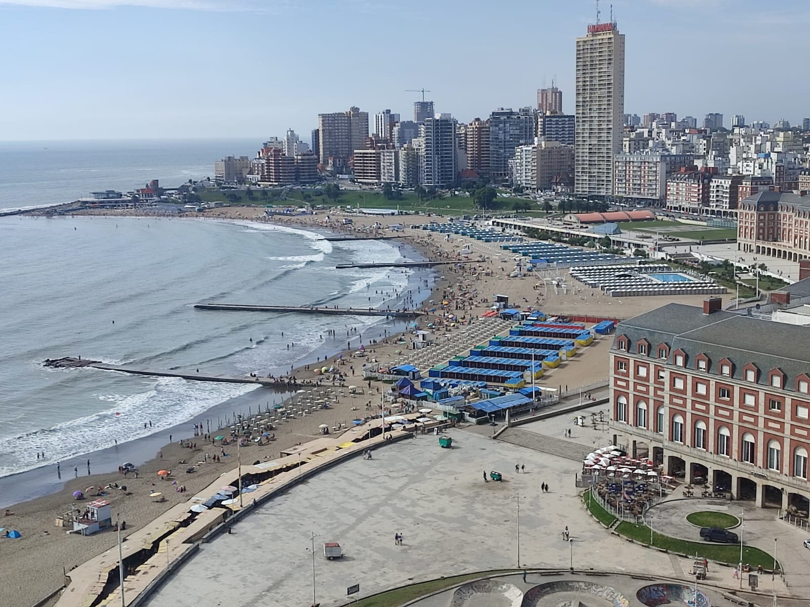 La nominación de Mar del Plata desata la furia de los necochenses: ¿La mejor playa de Sudamérica?