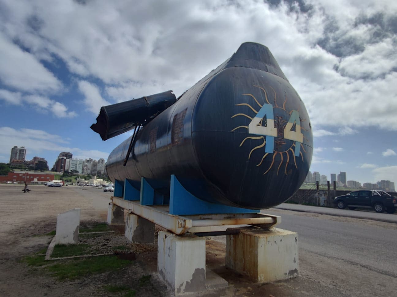Indignación y sorpresa: la réplica del submarino ARA San Juan se desmorona en la Escollera Norte de Mar del Plata 1 WhatsApp Image 2023 03 26 at 17.47.32