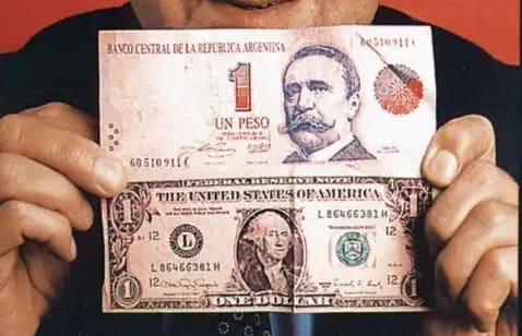 Inflación sin freno: ¿Sería posible volver a la convertibilidad? 3 domingo cavallo con un peso y y un dolar 20210218 1129643