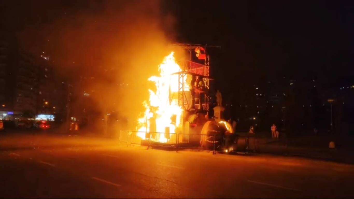 Susto y preocupación en Mar del Plata: Incendio en el Teatro Auditorium tras la «cremá» de la Falla Valenciana