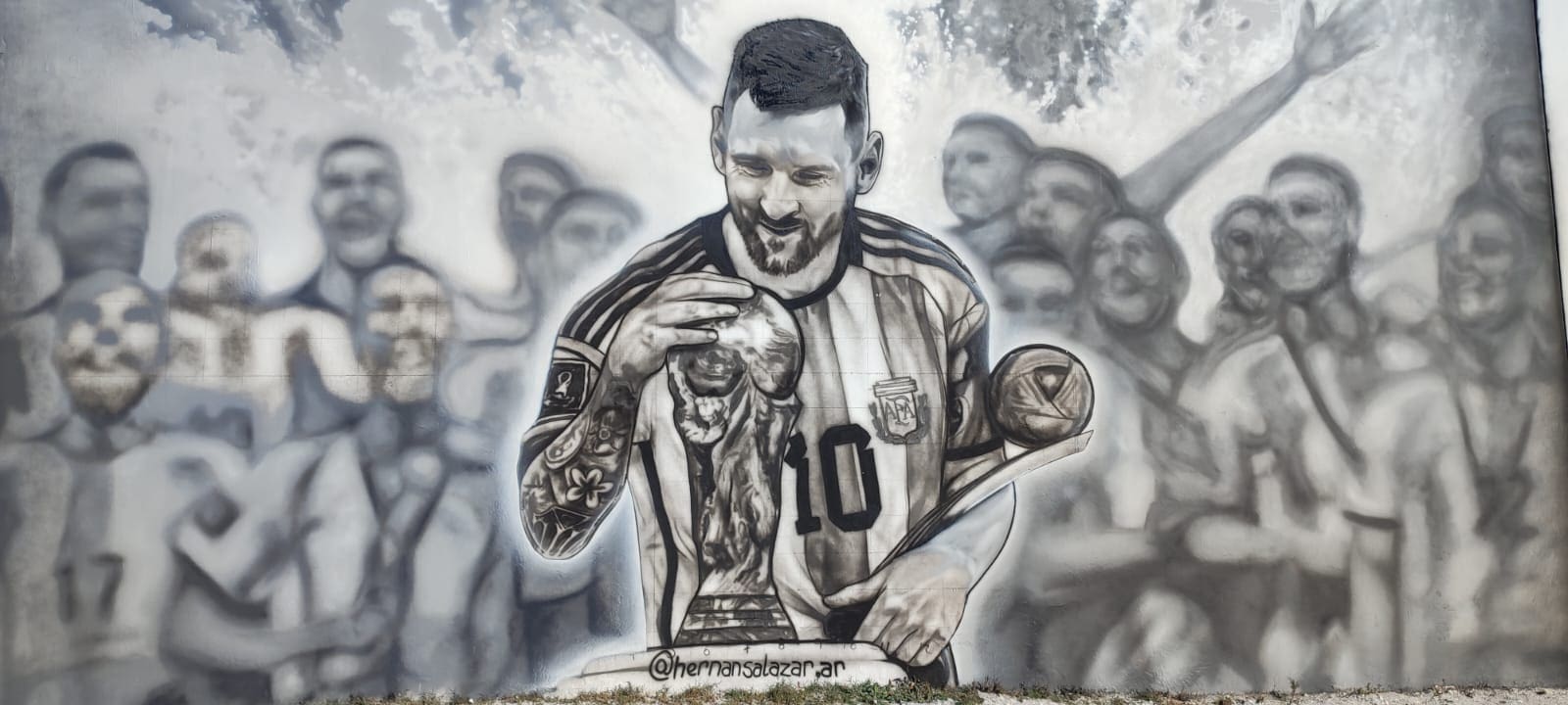 "El Beso de Messi": Un mural marplatense que celebra el triunfo argentino en el Mundial de Fútbol 2 WhatsApp Image 2023 04 28 at 15.17.41