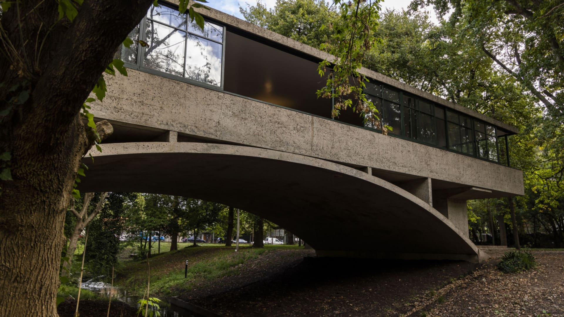 Se reinaugura la «Casa del Puente» en Mar del Plata: la emblemática construcción de Amancio Williams y Delfina Gálvez Bunge