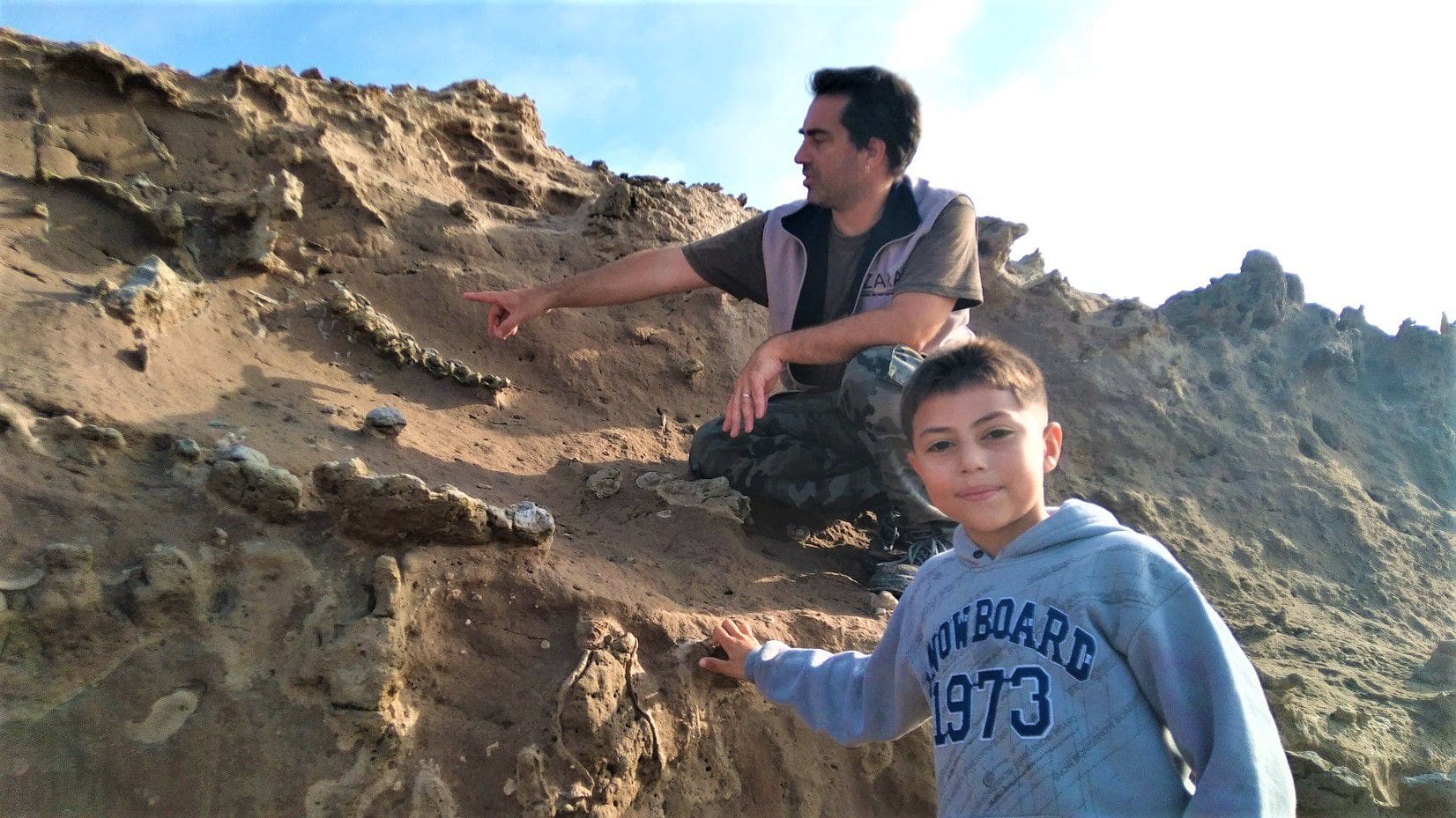 2. El pequeno Bruno Gonzalez junto al tecnico en paleontologia del Museo de Ciencias Naturales de Miramar