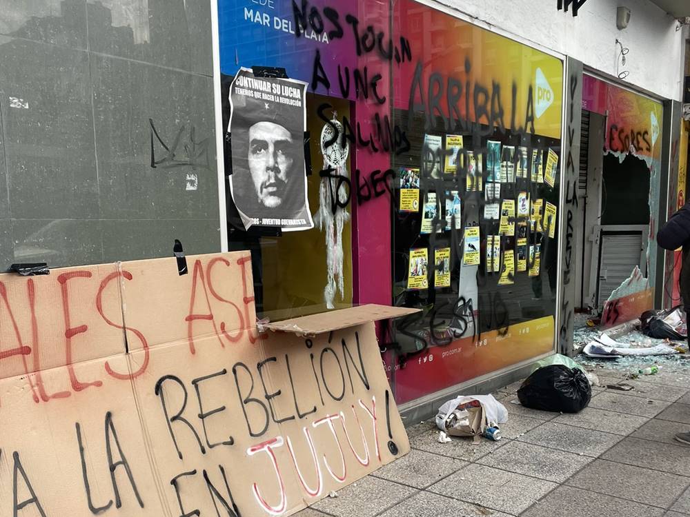 El local del PRO en Mar del Plata fue atacado por manifestantes 1 local