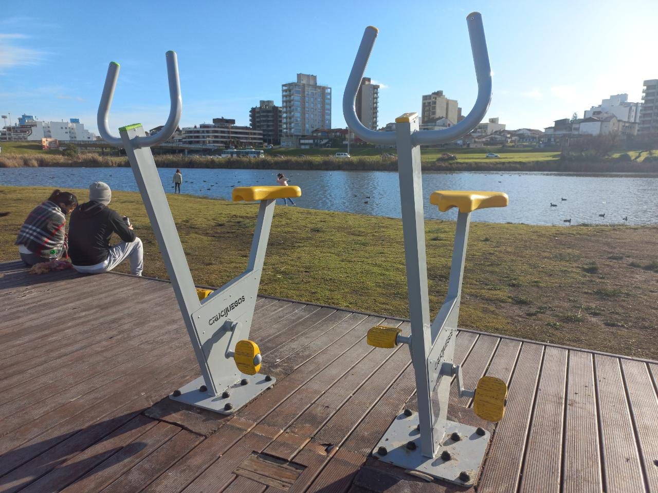 Instalan dos nuevas plazas saludables con equipamiento de calidad en Punta Mogotes 1 Plaza saludable 1