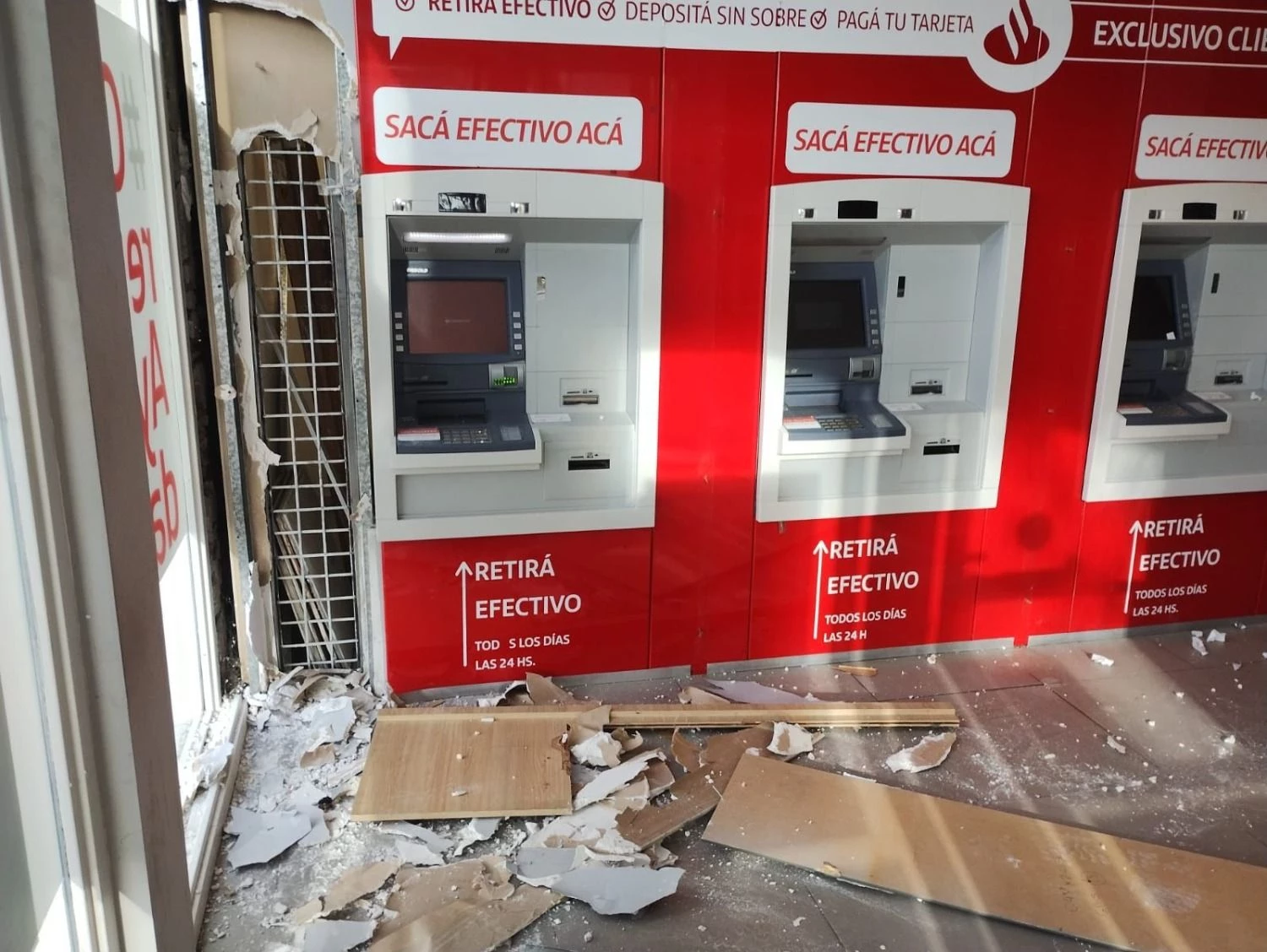 Hombre causó destrozos en banco de Mar del Plata porque no pudo sacar dinero del cajero 1 bancosantander