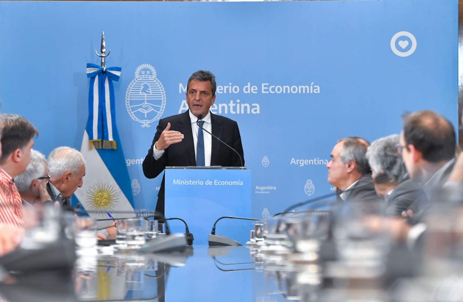 Argentina experimenta una devaluación del 22% tras las PASO y sube las tasas de interés 1 massa