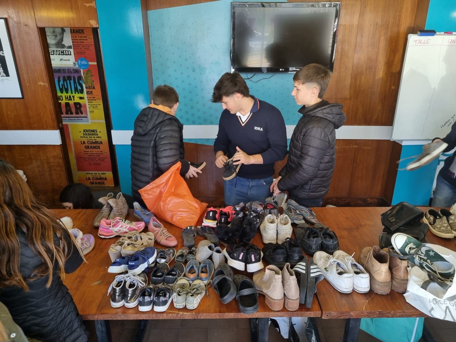 Mar del Plata solidaria: reunieron 1230 pares de calzado con la campaña #huellasqueunen