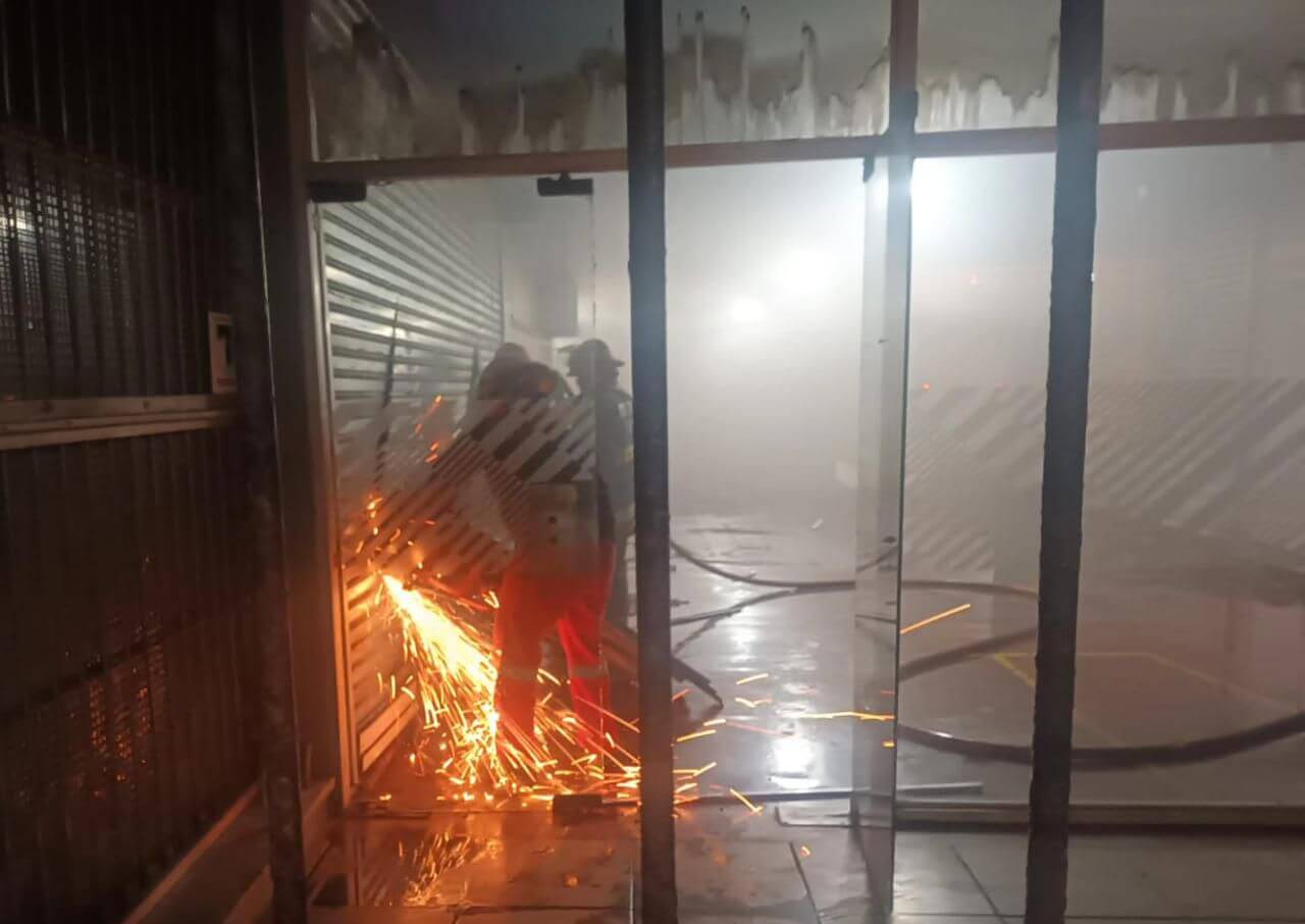 Devastador incendio en un local de la emblemática galería Bristol, en el corazón de Mar del Plata 1 fuego