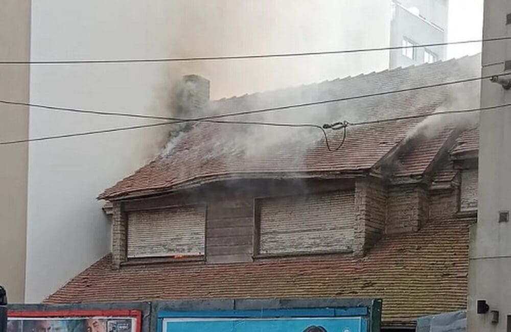 Bomberos del Cuartel Central Sofocan Incendio en Casa Abandonada: Un Aviso de los Peligros Ocultos en el Macrocentro de Mar del Plata