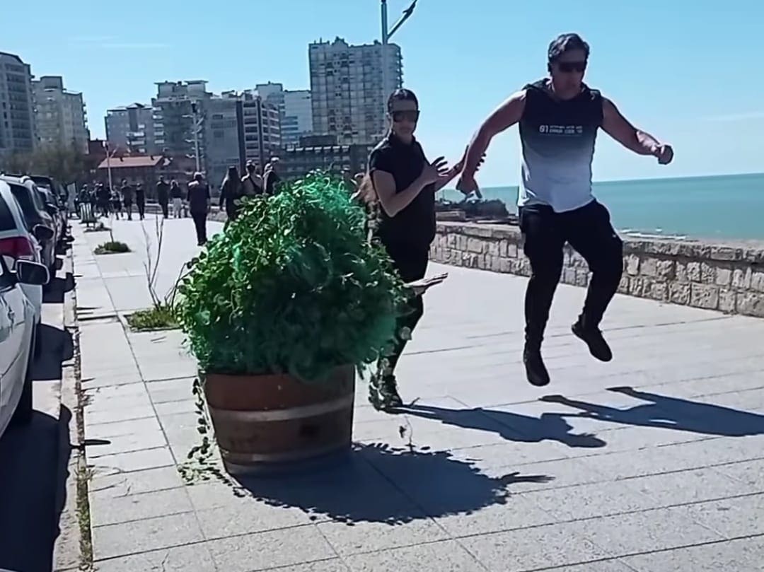 El Hombre Arbusto causa sensación en Mar del Plata con sus bromas virales disfrazado de planta