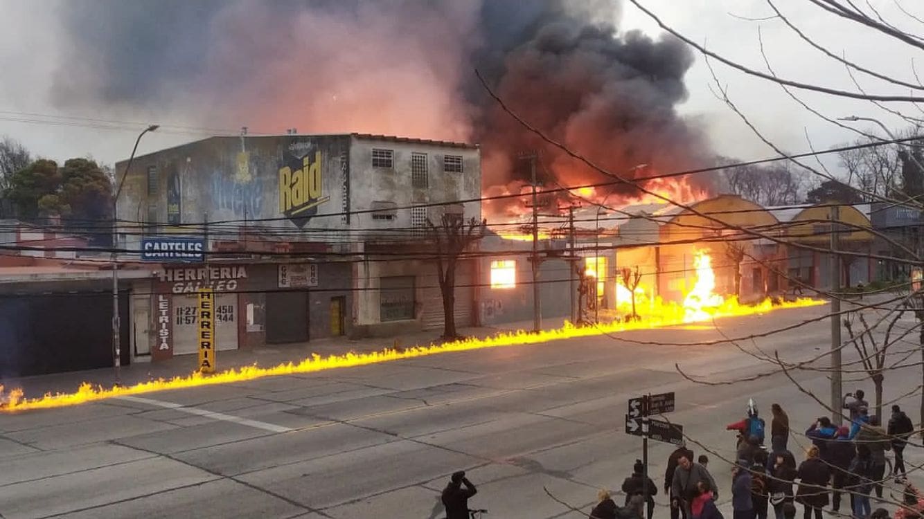 Alerta en Mar del Plata: Incendio catastrófico consume fábrica de plásticos en la avenida Juan B. Justo