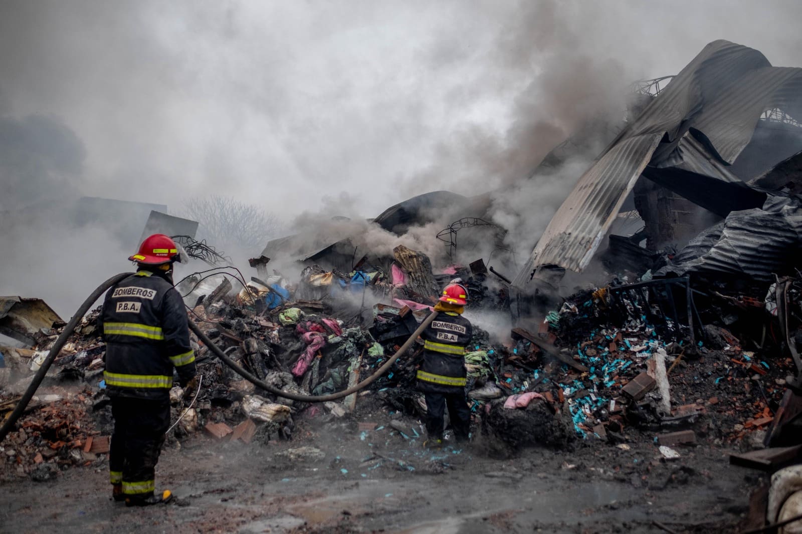 Catástrofe causada por el incendio de los galpones de Juan B. Justo y Uruguay: Persisten las labores para hacer frente al siniestro