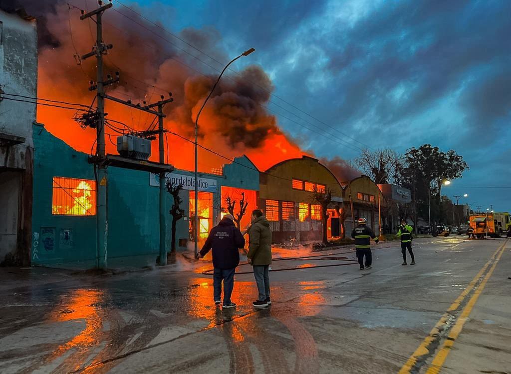 Solicitan informes sobre el depósito incendiado en Mar del Plata: Habilitación, seguridad y controles del municipio 1 incendio 1