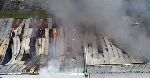 Incendio en un mayorista ferretero de la Ruta 88: Bomberos trabajan arduamente para sofocar las llamas