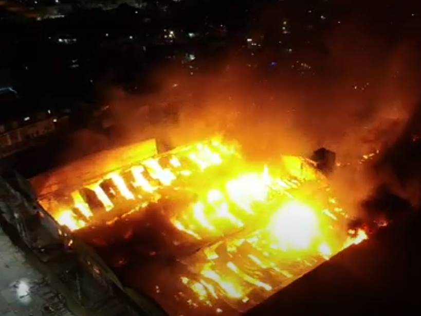 Impactante incendio en Mar del Plata continúa desafiando a los bomberos