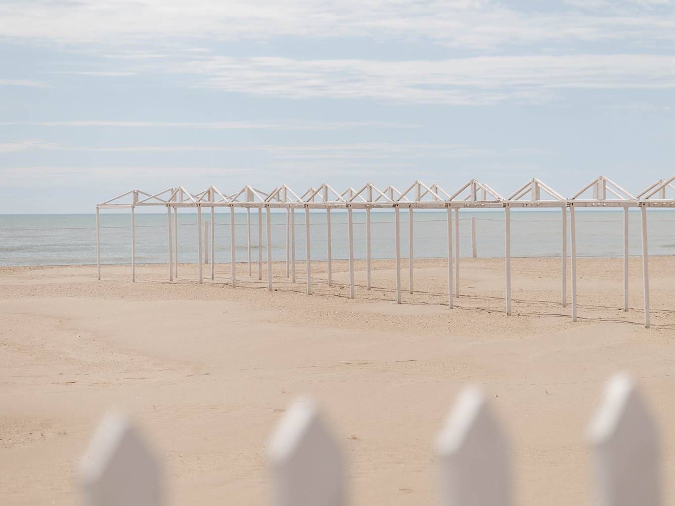 Mar del Plata en invierno como nunca antes vista: La Loca de Londres cautiva con su arte fotográfico 1 loca