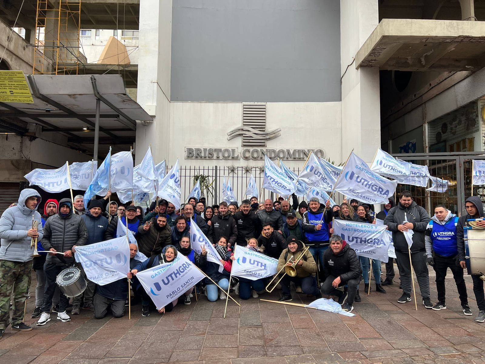 UTHGRA Mar del Plata acampa en el Hotel Bristol contra la informalidad y la persecución 1 protesta hotel Bristol