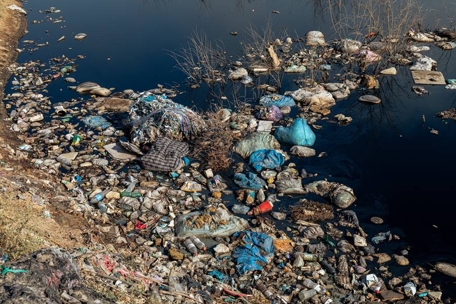Escándalo: Milei afirma que una empresa puede contaminar ríos sin restricciones, desatando una polémica nacional 1 rio