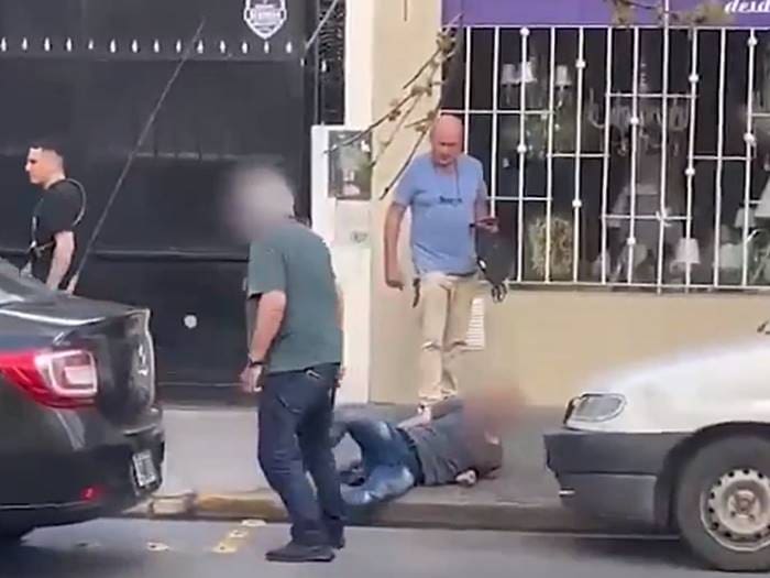 Cansados de la inseguridad en Mar del Plata: taxista da una paliza a un delincuente que intentó robarle 1 TAXISTA