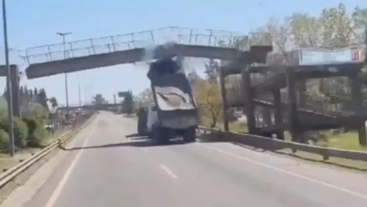 Suspenden la licencia de conducir del camionero responsable de la demolición de un puente peatonal en la Ruta 36 1 puente