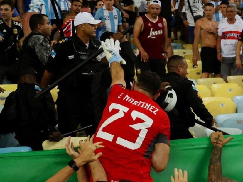 Emiliano "Dibu" Martínez defiende a los hinchas argentinos ante la represión policial en Brasil 1 F gCshiWEAACaXe 02